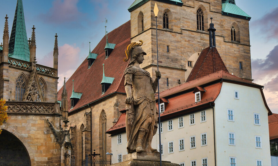 Erfurt Domplatz mit Brunnenfigur der Minerva © www.heiligenstadt.net
